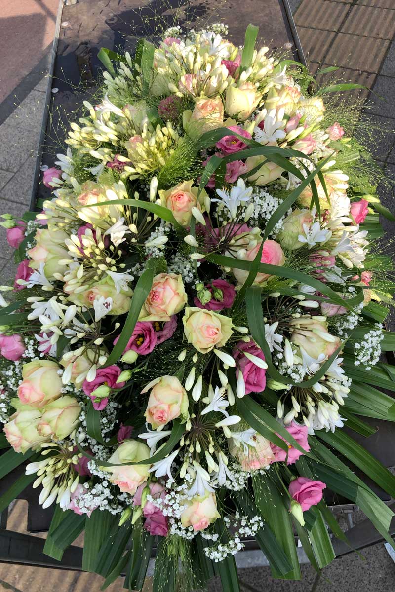 Afscheidsbloemen, rouwstuk, bloemstuk, rouwboeket en grafstuk Uitvaart bloemist Leiden - Kanbier’s Dochter